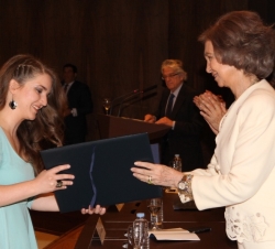 Doña Sofía entrega una de las becas de Juventudes Musicales de Madrid de ampliación de estudios en el extrajero